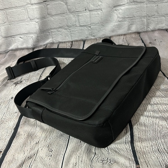 NWT Michael Kors Travis Messenger Bag - Picture 5 of 8